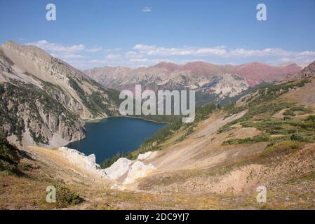 Blick auf den Snowmass Lake vom Trailrider Pass auf der Maroon Bells Loop, Aspen, Colorado, USA Stockfoto