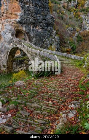 Kokoris alte Bogensteinbrücke (Noutsos) während der Herbstsaison am Fluss Voidomatis in Zagori, Epirus Griechenland. Stockfoto