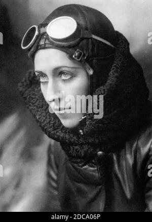 Die britische Pionierin Amy Johnson (1903-1941) war die erste Frau, die solo von London nach Australien flog. In den 1930er Jahren brach sie viele Langstreckenflugrekorde, einschließlich mit ihrem Mann Jim Mollison. Sie erhielt den CBE, sie wurde Präsidentin der Women's Engineering Society, sie erhielt die Goldmedaille des Royal Aero Club, und während des Zweiten Weltkriegs lieferte sie Militärflugzeuge für die Air Transport Auxiliary. 1941 starb sie bei einem Unfall, als sie ein Flugzeug lieferte. Um meine anderen weiblichen Bilder zu sehen, Suche: Prestor vintage woman Stockfoto