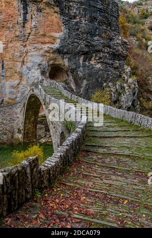 Kokoris alte Bogensteinbrücke (Noutsos) während der Herbstsaison am Fluss Voidomatis in Zagori, Epirus Griechenland. Stockfoto