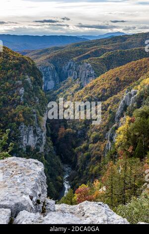 Blick auf die Vikos-Schlucht, die tiefste Schlucht Europas, mit Herbstfarben in der Nähe von tsepelovo in Zagori Epirus, Griechenland. Stockfoto