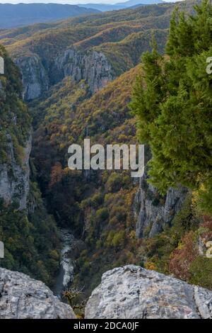Blick auf die Vikos-Schlucht, die tiefste Schlucht Europas, mit Herbstfarben in der Nähe von tsepelovo in Zagori Epirus, Griechenland. Stockfoto
