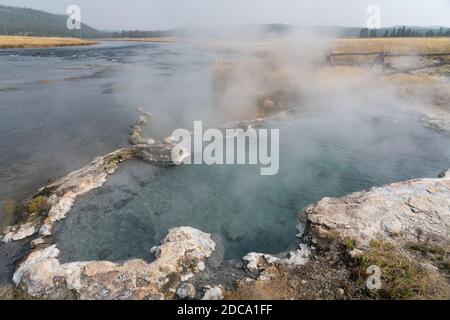 The Maiden's Grave Spring am Firehole River auf dem Fountain Flats Drive im Yellowstone National Park in Wyoming, USA. Stockfoto