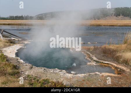 The Maiden's Grave Spring am Firehole River auf dem Fountain Flats Drive im Yellowstone National Park in Wyoming, USA. Stockfoto