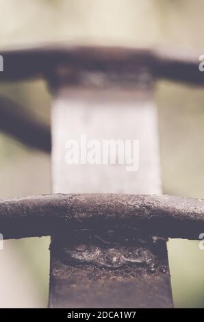 Ein selektiver Fokus aus rostig geschweißtem Metall gegen Unschärfe Hintergrund Stockfoto
