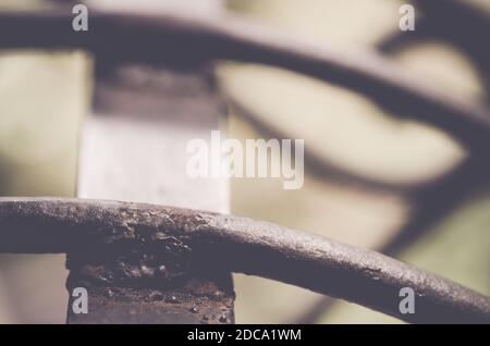 Ein selektiver Fokus aus rostig geschweißtem Metall gegen Unschärfe Hintergrund Stockfoto