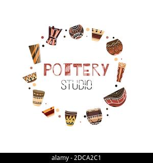 Töpferei Studio. Cartoon flache Doodle Illustration von Tontöpfen und Vasen im Kreis und mit Schriftzug. Natives Muster. Vektorobjekt für Symbole, Logos, Stock Vektor