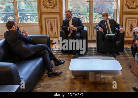 PARIS, FRANKREICH - 16. November 2020 - US-Außenminister Michael R. Pompeo verabschiedet sich nach dem Treffen i vom französischen Präsidenten Emmanuel Macron Stockfoto
