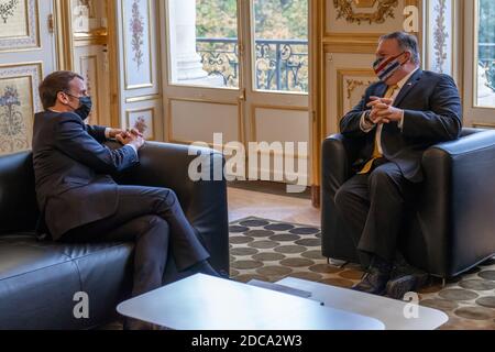 PARIS, FRANKREICH - 16. November 2020 - US-Außenminister Michael R. Pompeo verabschiedet sich nach dem Treffen i vom französischen Präsidenten Emmanuel Macron Stockfoto
