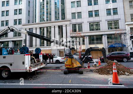 Washington, USA. November 2020. Das Foto vom 19. November 2020 zeigt eine Baustelle in Washington, DC, USA. Die Zahl der ersten Anträge auf Arbeitslosenunterstützung in den Vereinigten Staaten stieg in der vergangenen Woche auf 742,000, da sich die Erholung am Arbeitsmarkt angesichts der steigenden COVID-19-Fälle verlangsamt, berichtete das Arbeitsministerium am Donnerstag. Quelle: Liu Jie/Xinhua/Alamy Live News Stockfoto