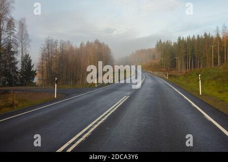 Autobahn ohne Autos. Nebel in der Ferne. Herbsttag. In Finnland . Hochwertige Fotos Stockfoto
