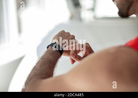Nahaufnahme eines Mna, der auf die Smartwatch schaut Stockfoto
