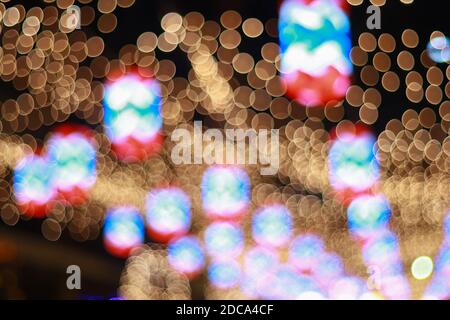 Bokeh von der thailändischen Flagge auf dem schwarzen Hintergrund Stockfoto