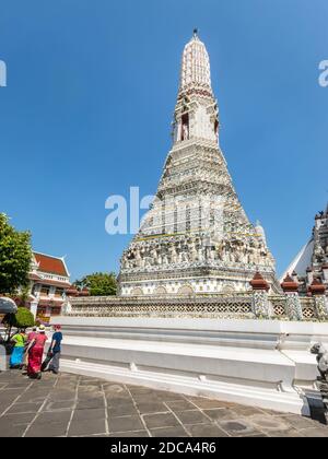 Bangkok, Thailand - 7. Dezember 2019: Schöner Prang, Stupa-Turm mit Dekor. Teil des berühmten touristischen Wahrzeichen Wat Arun buddhistischen Tempelanlage in Ban Stockfoto
