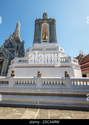 Bangkok, Thailand - 7. Dezember 2019: Eine Stupa im Wat Phra Kaew oder der Tempel des Smaragd Buddha auf dem Gelände des Großen Palastes in B Stockfoto