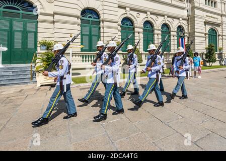 Bangkok, Thailand - 7. Dezember 2019: Nicht identifizierte Wächter der königlichen Wachen mit Gewehr marschieren im Großen Königspalast in Bangkok, Thailand. Stockfoto