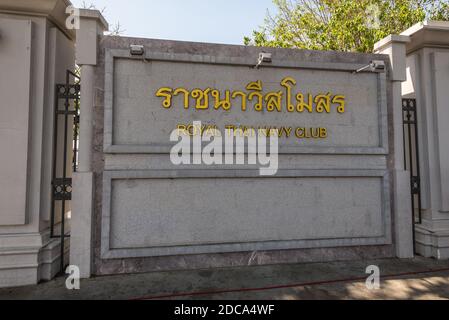 Bangkok, Thailand - 7. Dezember 2019: Die Inschrift auf dem Zaun in gelben Buchstaben - Royal Thai Navy Club in Bangkok, Thailand. Stockfoto