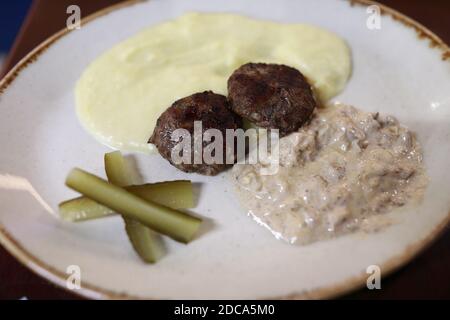 Koteletts mit Kartoffelpüree und Pilzsauce auf dem Teller Stockfoto