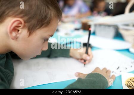 Portrait des Jungen Kalligraphie lernen in der Werkstatt Stockfoto