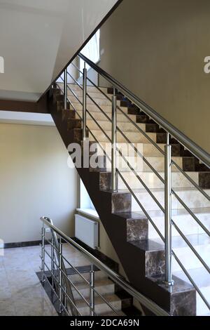 Blick auf die Treppe in einem Wohnhaus Stockfoto