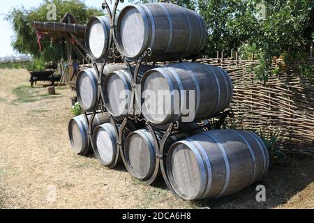 Blick auf Wein Holzfässer auf dem Bauernhof Stockfoto