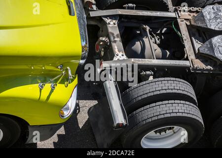 Professionelle Industrie Tag Taxi große Rig grünen Sattelschlepper Mit heller Farbe, die hinter einem anderen LKW auf dem Lager steht Parkplatz wartet Stockfoto