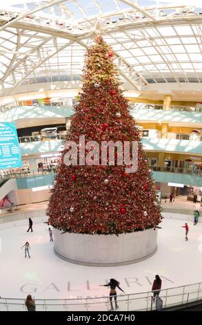 Dallas, USA. November 2020. Während der Veranstaltung „Nowday Dallas“, um das kommende Weihnachten in der Galleria Mall in Dallas, Texas, USA, am 19. November 2020 zu begrüßen, laufen Menschen um einen Weihnachtsbaum herum. Quelle: Dan Tian/Xinhua/Alamy Live News Stockfoto