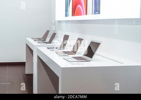 Stand mit Laptops macbooks pro Air in Apple Store Marke Verkauf Stockfoto