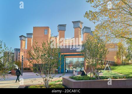 Ein Student geht an einem sonnigen Herbsttag zum Eingang der Lanchester Bibliothek, uinversity of Coventry, England. Stockfoto