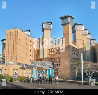 Eine Gruppe von Studets verlassen die Lanchester Bibliothek, uinversity of Coventry, England. Stockfoto