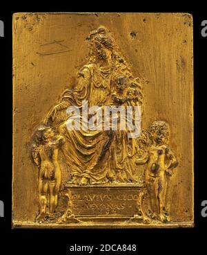 Moderno, (Künstler), Veronese, 1467 - 1528, Madonna mit Kind thronend mit zwei Engeln, 1552, vergoldete Bronze, insgesamt: 6.37 × 5.4 cm (2 1/2 × 2 1/8 in.), Bruttogewicht: 64.72 gr (0.143 lb Stockfoto