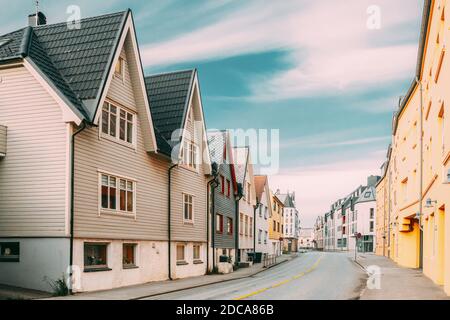 Alesund, Norwegen. Alte Holzhäuser Im Wolkigen Sommertag Stockfoto