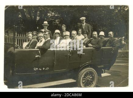 Originalpostkarte aus den 1920er Jahren eines Charabanc-Ausflugs, komplett mit Chauffeur mit Mütze. Die Frauen tragen Cloche Hüte modisch zu der Zeit, datiert 14 Aug 1927 auf der Vorderseite. Albert Smith Ltd., Jersey, Großbritannien Stockfoto