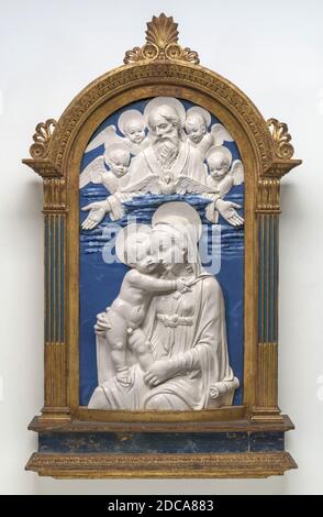 Anonymer Künstler, (Bildhauer), Andrea della Robbia, (verwandter Künstler), Florentine, 1435 - 1525, Madonna mit Kind und Gottvater und Cherubim, 1480/1490, glasierte Terrakotta, insgesamt: 90 × 48 cm (35 7/16 × 18 7/8 Zoll), gerahmt: 129.54 x 78.11 x 13.97 cm (51 x 30 3/4 x 5 1/2 Zoll), Bruttogewicht: 127 lb. (57.607 kg Stockfoto