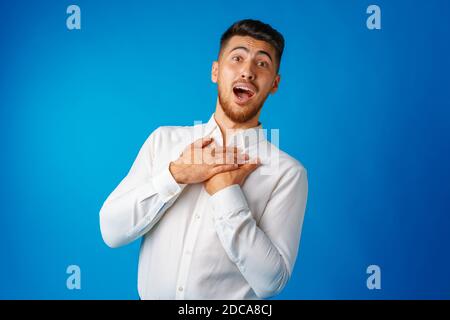 Erstaunt und verwirrt bärtiger junger Mann sieht erstaunt aus. Stockfoto