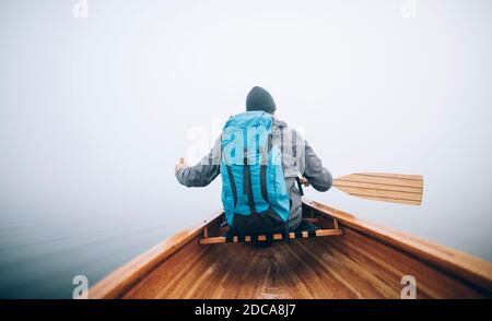 Raer Blick auf die Kanute paddeln auf dem nebligen See Stockfoto