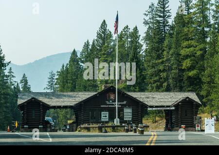Die Northeast Entrance Station zum Yellowstone National Park in der Nähe von Cooke City, Montana, USA. Stockfoto