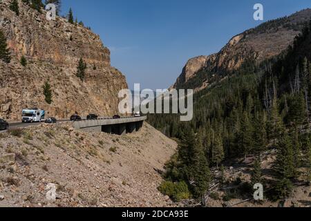 Verkehr auf dem Viadukt entlang des Golden Gate Canyon im Yellowstone National Park in Wyoming, USA. Stockfoto