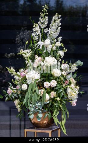 Beeindruckendes floristisches Bouquet von weißen Rosen und Delphinium - grün Drehen Stockfoto