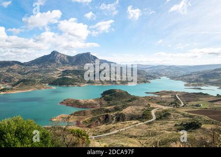 Schöne Szene der ruhigen Hügel und Seen von Zahara De la Sierra Stockfoto