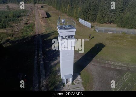 Sorge, Deutschland. September 2020. Das Grenzmuseum im Harz informiert über die Teilung Deutschlands. Im Grenzmuseum Sorge im Harz steht ein ehemaliger Aussichtsturm. Die innerdeutsche Grenze lief einst hier. Das Grenzmuseum Sorge ist ein Freilichtmuseum, das von einem Verein unterstützt wird und mit dessen Ziel es ist, durch Originalobjekte Wissen über die Teilung Deutschlands an zukünftige Generationen zu vermitteln. Quelle: Matthias Bein/dpa-Zentralbild/ZB/dpa/Alamy Live News Stockfoto