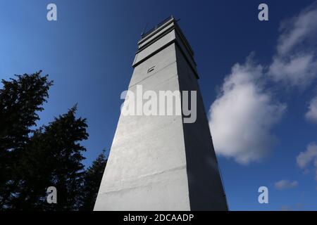 Sorge, Deutschland. September 2020. Das Grenzmuseum im Harz informiert über die Teilung Deutschlands. Im Grenzmuseum Sorge im Harz steht ein ehemaliger Aussichtsturm. Die innerdeutsche Grenze lief einst hier. Das Grenzmuseum Sorge ist ein Freilichtmuseum, das von einem Verein unterstützt wird und mit dessen Ziel es ist, durch Originalobjekte Wissen über die Teilung Deutschlands an zukünftige Generationen zu vermitteln. Quelle: Matthias Bein/dpa-Zentralbild/ZB/dpa/Alamy Live News Stockfoto