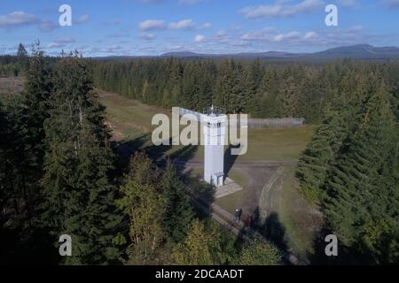 Sorge, Deutschland. September 2020. Das Grenzmuseum im Harz informiert über die Teilung Deutschlands. Im Grenzmuseum Sorge im Harz steht ein ehemaliger Aussichtsturm. Die innerdeutsche Grenze lief einst hier. Das Grenzmuseum Sorge ist ein Freilichtmuseum, das von einem Verein unterstützt wird und mit dessen Ziel es ist, durch Originalobjekte Wissen über die Teilung Deutschlands an zukünftige Generationen zu vermitteln. Quelle: Matthias Bein/dpa-Zentralbild/ZB/dpa/Alamy Live News Stockfoto