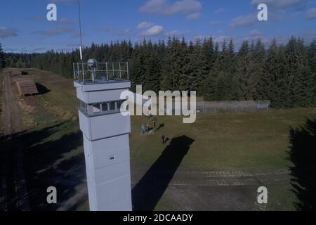 Sorge, Deutschland. September 2020. Das Grenzmuseum im Harz informiert über die Teilung Deutschlands. Im Grenzmuseum Sorge im Harz steht ein ehemaliger Aussichtsturm. Die innerdeutsche Grenze lief einst hier. Das Grenzmuseum Sorge ist ein Freilichtmuseum, das von einem Verein unterstützt wird und mit dessen Ziel es ist, durch Originalobjekte Wissen über die Teilung Deutschlands an zukünftige Generationen zu vermitteln. Quelle: Matthias Bein/dpa-Zentralbild/ZB/dpa/Alamy Live News Stockfoto