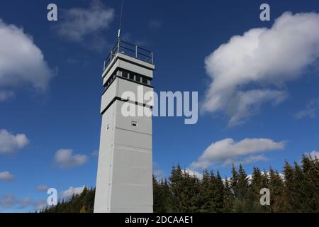Sorge, Deutschland. September 2020. Das Grenzmuseum im Harz informiert über die Teilung Deutschlands. Im Grenzmuseum Sorge im Harz steht ein ehemaliger Aussichtsturm. Die innerdeutsche Grenze lief einst hier. Das Grenzmuseum Sorge ist ein Freilichtmuseum, das von einem Verein unterstützt wird und mit dessen Ziel es ist, durch Originalobjekte Wissen über die Teilung Deutschlands an zukünftige Generationen zu vermitteln. Quelle: Matthias Bein/dpa-Zentralbild/ZB/dpa/Alamy Live News Stockfoto