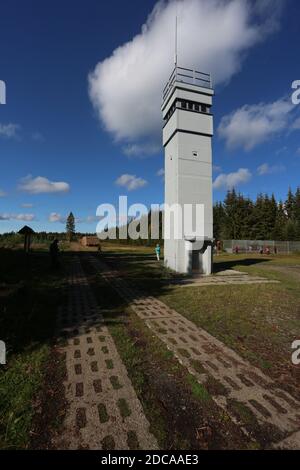 Sorge, Deutschland. September 2020. Das Grenzmuseum im Harz informiert über die Teilung Deutschlands. Im Grenzmuseum Sorge im Harz steht ein ehemaliger Aussichtsturm. Die innerdeutsche Grenze lief einst hier. Das Grenzmuseum Sorge ist ein Freilichtmuseum, das von einem Verein unterstützt wird und mit dessen Ziel es ist, durch Originalobjekte Wissen über die Teilung Deutschlands an zukünftige Generationen zu vermitteln. Quelle: Matthias Bein/dpa-Zentralbild/ZB/dpa/Alamy Live News Stockfoto