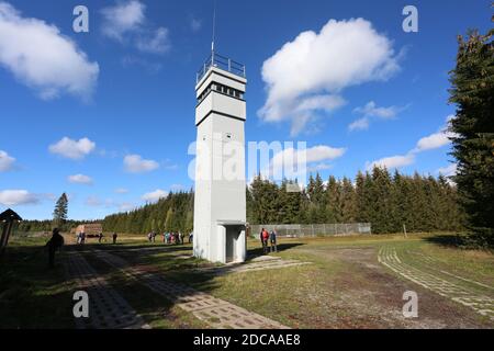 Sorge, Deutschland. September 2020. Das Grenzmuseum im Harz informiert über die Teilung Deutschlands. Im Grenzmuseum Sorge im Harz steht ein ehemaliger Aussichtsturm. Die innerdeutsche Grenze lief einst hier. Das Grenzmuseum Sorge ist ein Freilichtmuseum, das von einem Verein unterstützt wird und mit dessen Ziel es ist, durch Originalobjekte Wissen über die Teilung Deutschlands an zukünftige Generationen zu vermitteln. Quelle: Matthias Bein/dpa-Zentralbild/ZB/dpa/Alamy Live News Stockfoto