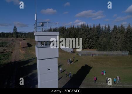 Sorge, Deutschland. September 2020. Das Grenzmuseum im Harz informiert über die Teilung Deutschlands. Im Grenzmuseum Sorge im Harz steht ein ehemaliger Aussichtsturm. Die innerdeutsche Grenze lief einst hier. Das Grenzmuseum Sorge ist ein Freilichtmuseum, das von einem Verein unterstützt wird und mit dessen Ziel es ist, durch Originalobjekte Wissen über die Teilung Deutschlands an zukünftige Generationen zu vermitteln. Quelle: Matthias Bein/dpa-Zentralbild/ZB/dpa/Alamy Live News Stockfoto
