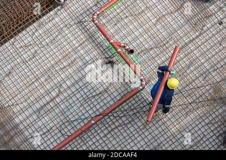 Luftaufnahme des Kanalrohrs in der Verstärkung der Konstruktion Standort Stockfoto