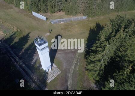 Sorge, Deutschland. September 2020. Das Grenzmuseum im Harz informiert über die Teilung Deutschlands. Im Grenzmuseum Sorge im Harz steht ein ehemaliger Aussichtsturm. Die innerdeutsche Grenze lief einst hier. Das Grenzmuseum Sorge ist ein Freilichtmuseum, das von einem Verein unterstützt wird und mit dessen Ziel es ist, durch Originalobjekte Wissen über die Teilung Deutschlands an zukünftige Generationen zu vermitteln. Quelle: Matthias Bein/dpa-Zentralbild/ZB/dpa/Alamy Live News Stockfoto
